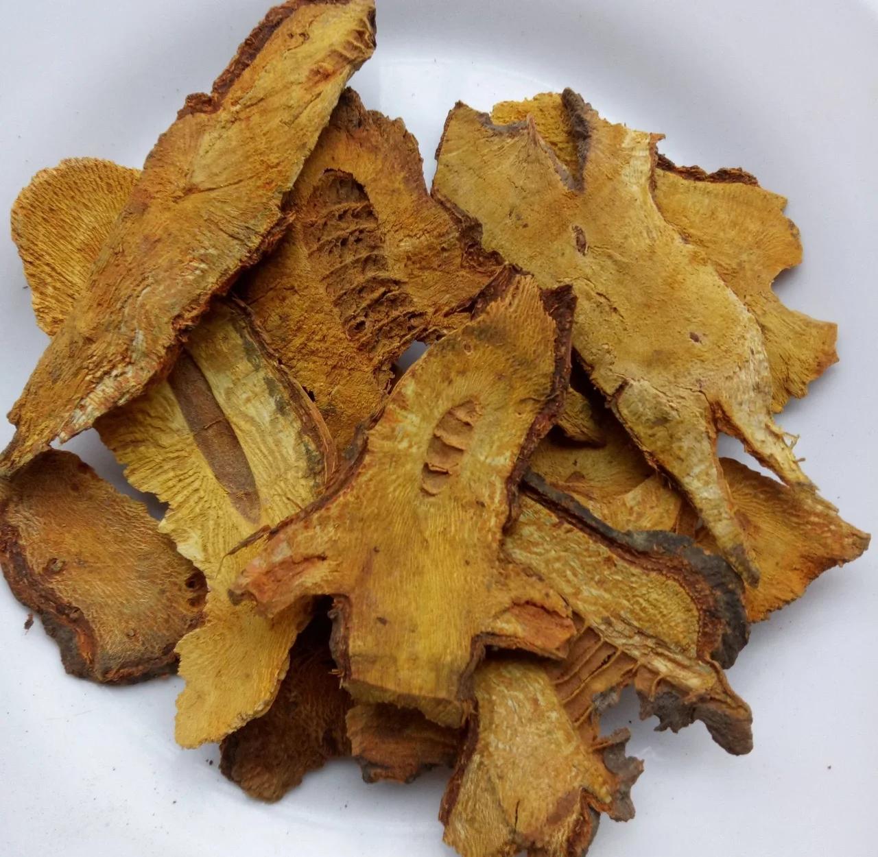 How does resveratrol's antioxidant activity benefit skin health?